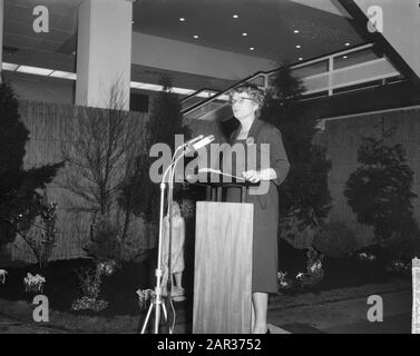 Miss Dr. Marga Klompé in Julianaal auf der Messe in Utrechter Het Kind eröffnet, während der Rede Datum: 29. März 1965 Ort: Utrechter Schlüsselwörter: VACKFANCES, Reden persönlicher Name: Klompé, Name der Marga-Institution: Julianahal Stockfoto