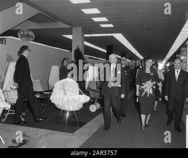 Miss Dr. Marga Klompé in Julianaal auf der Utrechter Messe Het Kind eröffnet, während der Tour Datum: 29. März 1965 Ort: Utrechter Schlüsselwörter: VACKFANCES, Reden persönlicher Name: Klompé, Name der Marga-Institution: Julianahal Stockfoto