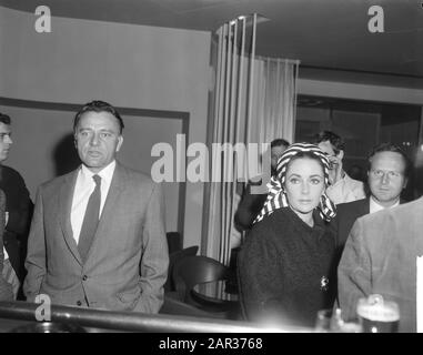 Elizabeth Taylor und Richard Burton in den Niederlanden, an der Bar im Hotel Huis ter Duin Datum: 25. april 1965 Ort: Noordwijk Schlüsselwörter: Schauspieler, Schauspielerinnen, Bars, Filmstars, Hotelname: Burton, Richard, Taylor, Elizabeth Stockfoto