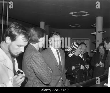 Elizabeth Taylor und Richard Burton in den Niederlanden, an der Bar im Hotel Huis ter Duin Datum: 25. april 1965 Ort: Noordwijk Schlüsselwörter: Schauspieler, Schauspielerinnen, Bars, Filmstars, Hotelname: Burton, Richard, Taylor, Elizabeth Stockfoto