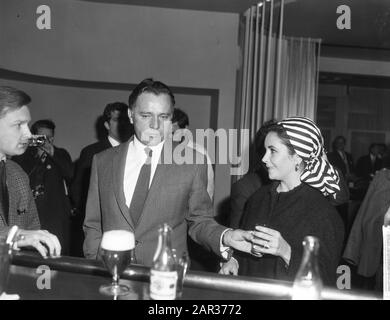 Elizabeth Taylor und Richard Burton in den Niederlanden, an der Bar im Hotel Huis ter Duin Datum: 25. April 1965 Schlüsselwörter: Bars, Hotels persönlicher Name: Burton, Richard, Taylor, Elizabeth Stockfoto