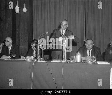 KNVB-Treffen in Krasnapolsky in Amsterdam, die Studienabteilung bezahlte Fußball von links K. Hartman (Mitglied), Huybregts (Sekretär), Jos Cooler (Vorsitzender) H. Datum: 25. April 1965 Ort: Amsterdam, Noord-Holland Schlüsselwörter: Vorstand, Sitzungen, Vorsitzende persönlicher Name: H. Zon, Hartman K., Huybregts Institutionenname: KNVB, Krasnapolsky Stockfoto