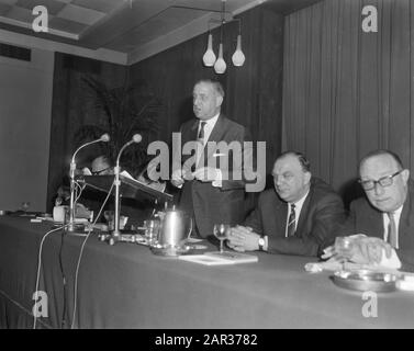 KNVB-Treffen in Krasnapolsky in Amsterdam, die Studienabteilung bezahlte Fußball von links K. Hartman (Mitglied), Huybregts (Sekretär), Jos Cooler (Vorsitzender) H. Datum: 25. April 1965 Ort: Amsterdam, Noord-Holland Schlüsselwörter: Vorstand, Sitzungen, Vorsitzende persönlicher Name: H. Zon, Hartman K., Huybregts Institutionenname: KNVB, Krasnapolsky Stockfoto