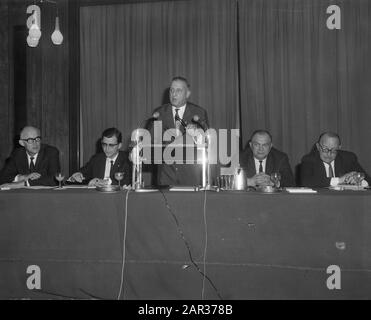 KNVB-Treffen in Krasnapolsky in Amsterdam, die Studienabteilung bezahlte Fußball von links K. Hartman (Mitglied), Huybregts (Sekretär), Jos Cooler (Vorsitzender) H. Datum: 25. April 1965 Ort: Amsterdam, Noord-Holland Schlüsselwörter: Vorstand, Sitzungen, Vorsitzende persönlicher Name: H. Zon, Hartman K., Huybregts Institutionenname: KNVB, Krasnapolsky Stockfoto