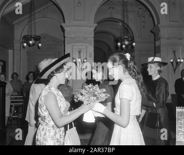 Besuch von Prinzessin Margaret von England und Lord Snowdon in den Niederlanden anlässlich der Eröffnung der britischen Woche in Amsterdam erhalten Prinzessin Margaret und Königin Juliana Blumen bei der Ankunft im Amstel Hotel Datum: 14. Mai 1965 Schlüsselwörter: Blumen, Hotels, Königinnen, Prinzessinnen persönlicher Name: Juliana (Königin Niederlande), Margaret (Prinzessin Großbritannien), Name Der Institution: Amstelhotel Stockfoto