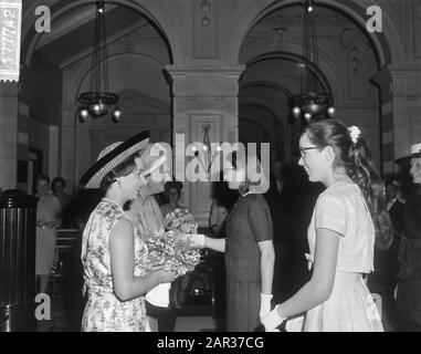 Besuch von Prinzessin Margaret von England und Lord Snowdon in den Niederlanden anlässlich der Eröffnung der British Week in Amsterdam erhalten Prinzessin Margaret und Königin Juliana Blumen bei der Ankunft im Amstel Hotel Datum: 14. Mai 1965 Ort: Amsterdam, Noord-Holland Schlüsselwörter: Blumen, Hotels, Königinnen, Prinzessinnen persönlicher Name: Juliana (Königin Niederlande), Margaret (Prinzessin Großbritannien) Institutionenname: Amstelhotel Stockfoto