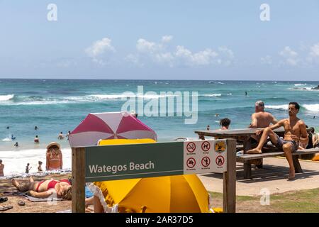 Sommertag am Wategos Beach in Byron Bay, New South Wales, Australien, Leute, die im Meer schwimmen und sonnen Stockfoto