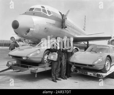 Rennteam Holland nach Kanada, vor Abfahrt von links B. Pon, R. Schlosser und Jhr D. van Lennep Datum: 25. Mai 1965 Schlagwörter: Rennteams, unter dem persönlichen Namen: PON, Ben, R. Schlosser Stockfoto