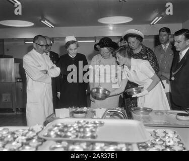 Königin Juliana besucht die Diakonessenhuis in Groningen Fräulein W. Neuteboom (rechts) zeigt die besonderen Mahlzeiten an Königin Juliana Datum: 21. Juni 1965 Ort: Groningen, Groningen Schlüsselwörter: Queens, Meals, Work Visits persönlicher Name: Juliana, Königin, Neuteboom, W. Stockfoto