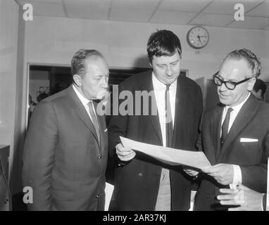 IBM Schach-Turnier eröffnet von Minister Vrolijk, er betrachtet die Ergebnisse mit Laszlo Szabo (links) und Jan Hein Donner Datum: 19. Juli 1965 Schlüsselwörter: Ergebnisse, Schach, Turniere Personname: Donner, Jan Hein, Szabo, Laszlo, Vrolijk, Maarten Institution Name: IBM Stockfoto