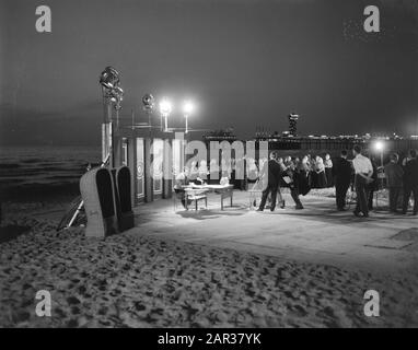 Fernsehübertragung Zum ersten Teil mit Willem Duys am Strand von Scheveningen Datum: 20. August 1965 Ort: Scheveningen, Zuid-Holland Schlagwörter: Strände, Fernsehen Sendungen persönlicher Name: Duys, Willem Stockfoto