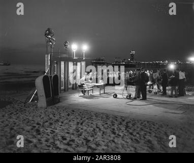 Fernsehübertragung Zum ersten Teil mit Willem Duys am Strand von Scheveningen Datum: 20. August 1965 Ort: Scheveningen, Zuid-Holland Schlagwörter: Strände, Fernsehen Sendungen persönlicher Name: Duys, Willem Stockfoto