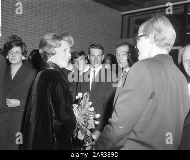 Prinzessin Beatrix und ihr Verlobter Claus von Amsberg bei der Premiere des Films Olympiade Tokio in Amsterdam Prinzessin Beatrix im Gespräch mit SwimTerada Kok Annotation: Dokumentarfilm unter der Regie von Kon Ichikawa über die Olympischen Sommerspiele 1964 in Tokio Datum: 15. Oktober 1965 Ort: Amsterdam, Noord-Holland Schlüsselwörter: Dokumentarfilme, Film, Premieren, Prinzessinnen, Top-Sport persönlicher Name: Beatrix, Prinzessin, Kok, Ada Stockfoto