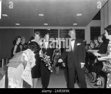 Prinzessin Beatrix und ihr Verlobter Claus von Amsberg bei der Premiere des Films Olympiade Tokio in Amsterdam Prinzessin Beatrix, während sie Blumen von japanischem Mädchen Annotation: Dokumentarfilm unter der Regie von Kon Ichikawa über die Olympischen Sommerspiele 1964 in Tokio Datum: 15. Oktober 1965 Ort: Amsterdam, Noord-Holland Schlüsselwörter: Blumen, Dokumentarfilme, Film, Premieren, Prinzessinnen persönlicher Name: Beatrix, Prinzessin, Claus, Prinz Stockfoto