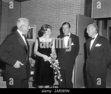 Prinzessin Beatrix und ihr Verlobter Claus von Amsberg bei der Premiere des Films Olympiade Tokio in Amsterdam Dokumentarfilme, Prinzessinnen, Premieren, Film, Beatrix, Prinzessin, Claus, Prinzenanmerkung: Dokumentarfilm unter der Regie von Kon Ichikawa über die Olympischen Sommerspiele 1964 in Tokio Datum: 15. Oktober 1965 Ort: Amsterdam, Noord-Holland Schlüsselwörter: Dokumentarfilme, Film, Premieren, Prinzessinnen persönlicher Name: Beatrix, Prinzessin, Claus, Prinz Stockfoto