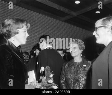 Prinzessin Beatrix und ihr Verlobter Claus von Amsberg bei der Premiere des Films Olympiade Tokio in Amsterdam Prinzessin Beatrix im Gespräch mit SwimTerada Kok Annotation: Dokumentarfilm unter der Regie von Kon Ichikawa über die Olympischen Sommerspiele 1964 in Tokio Datum: 15. Oktober 1965 Ort: Amsterdam, Noord-Holland Schlüsselwörter: Dokumentarfilme, Film, Premieren, Prinzessinnen, Top-Sport persönlicher Name: Beatrix, Prinzessin, Kok, Ada Stockfoto