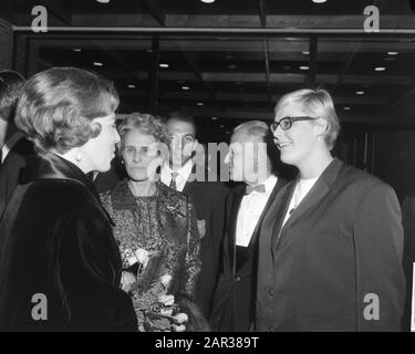 Prinzessin Beatrix und ihr Verlobter Claus von Amsberg bei der Premiere des Films Olympiade Tokio in Amsterdam Prinzessin Beatrix und Claus im Gespräch mit Ada Kok Annotation: Dokumentarfilm unter der Regie von Kon Ichikawa über die Olympischen Sommerspiele 1964 in Tokio Datum: 15. Oktober 1965 Ort: Amsterdam, Noord-Holland Schlüsselwörter: Dokumentarfilme, Film, Premieren, Prinzessinnen, Top-Sport persönlicher Name: Beatrix, Prinzessin, Kok, Ada Stockfoto