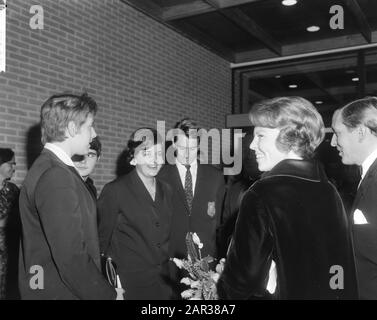 Prinzessin Beatrix und ihr Verlobter Claus von Amsberg bei der Premiere des Films Tokio Olympiade in Amsterdam Im Gespräch mit der Schwimmerin Pauline van der Wildt und Erica Terpstra Annotation: Dokumentarfilm unter der Regie von Kon Ichikawa über die Olympischen Sommerspiele 1964 in Tokio Datum: 15. Oktober 1965 Ort: Amsterdam, Noord-Holland Schlüsselwörter: Dokumentarfilme, Film, Premieren, Prinzessinnen, Top-Sport persönlicher Name: Beatrix, Prinzessin, Claus, Prinz, Terpstra, Erica, Wildt, Pauline van der Stockfoto