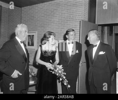 Prinzessin Beatrix und ihr Verlobter Claus von Amsberg bei der Premiere des Films Olympiade Tokio in Amsterdam Dokumentarfilme, Prinzessinnen, Premieren, Film, Beatrix, Prinzessin, Claus, Prinzenanmerkung: Dokumentarfilm unter der Regie von Kon Ichikawa über die Olympischen Sommerspiele 1964 in Tokio Datum: 15. Oktober 1965 Ort: Amsterdam, Noord-Holland Schlüsselwörter: Dokumentarfilme, Film, Premieren, Prinzessinnen persönlicher Name: Beatrix, Prinzessin, Claus, Prinz Stockfoto