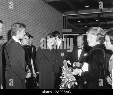 Prinzessin Beatrix und ihr Verlobter Claus von Amsberg bei der Premiere des Films Tokio Olympiade in Amsterdam Im Gespräch mit der Schwimmerin Pauline van der Wildt und Erica Terpstra Annotation: Dokumentarfilm unter der Regie von Kon Ichikawa über die Olympischen Sommerspiele 1964 in Tokio Datum: 15. Oktober 1965 Ort: Amsterdam, Noord-Holland Schlüsselwörter: Dokumentarfilme, Film, Premieren, Prinzessinnen, Top-Sport persönlicher Name: Beatrix, Prinzessin, Terpstra, Erica, Wildt, Pauline van der Fotograaf: Bilsen, Joop van/Anefo Stockfoto