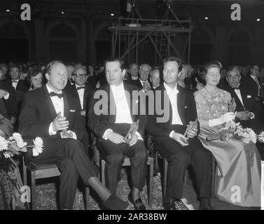 Grand Gala du Disque Classique 1965 im Concertgebouw in Amsterdam Vier Edison-Gewinner; v. l.l. Geiger Herman Krebsbers und Arthur Grumiaux, Dirigent Carlo Maria Giulini und Frau Soames (Tochter von Winston Churchill) Datum: 29. Oktober 1965 Ort: Amsterdam, Noord-Holland Schlüsselwörter: Klassische Musik, Musiker, Auszeichnungen, Person: Giulini, Carlo Maria, Grumiaux, Arthur, Krebbers, Herman, Soames, Mary Stockfoto