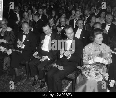 Grand Gala du Disque Classique 1965 im Concertgebouw in Amsterdam Vier Edison-Gewinner; v. l.l. Geiger Herman Krebsbers und Arthur Grumiaux, Dirigent Carlo Maria Giulini und Frau Soames (Tochter von Winston Churchill) Datum: 29. Oktober 1965 Ort: Amsterdam, Noord-Holland Schlüsselwörter: Kulturelle Auszeichnungen, klassische Musik, Musiker, persönlicher Name: Giulini, Carlo Maria, Grumiaux, Arthur, Krebbers, Herman, Soames, Mary Stockfoto