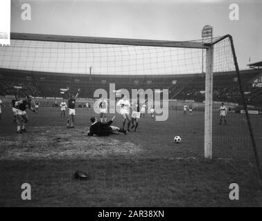 Fußballspiel DWS Against Go Ahead in Amsterdam: 1-2; Spielmoment Datum: 12. Dezember 1965 Ort: Amsterdam, Noord-Holland Schlagwörter: Sport, Fußball, Fußballer-Institution Name: Go Ahead Stockfoto