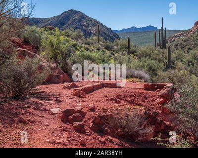 Überreste einer verlassenen Bergarbeiter-Shack-Stiftung, die vermutlich um 1956 von Ralph Morris, Indian Paint Mine, Superstition Wilderness, Arizona, konstruiert wurde. Stockfoto