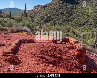 Überreste einer verlassenen Bergarbeiter-Shack-Stiftung, die vermutlich um 1956 von Ralph Morris, Indian Paint Mine, Superstition Wilderness, Arizona, konstruiert wurde. Stockfoto