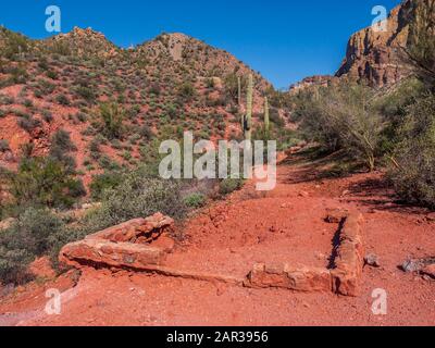 Überreste einer verlassenen Bergarbeiter-Shack-Stiftung, die vermutlich um 1956 von Ralph Morris, Indian Paint Mine, Superstition Wilderness, Arizona, konstruiert wurde. Stockfoto