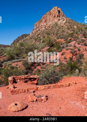 Überreste einer verlassenen Bergarbeiter-Shack-Stiftung, die vermutlich um 1956 von Ralph Morris, Indian Paint Mine, Superstition Wilderness, Arizona, konstruiert wurde. Stockfoto