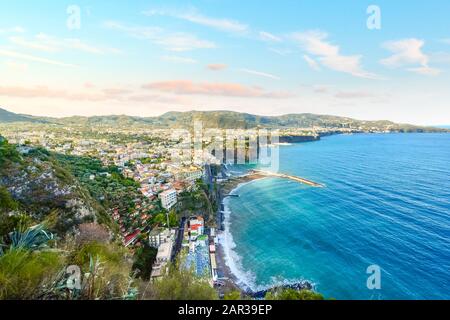 Blick von der Amalfiküste an einem Sommermorgen über die Stadt Sorrento, Italien, das Mittelmeer und die Halbinsel Sorrentina. Stockfoto