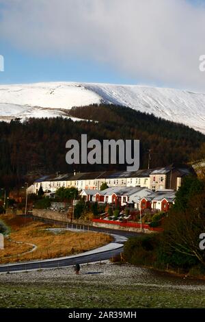 Dorf Nant y Moel im oberen Ogmore Valley mit nächtl. Schneefall auf den Hügeln dahinter, Mid Glamorgan, South Wales, Großbritannien Stockfoto