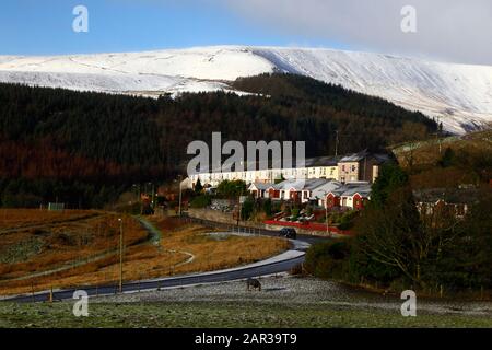 Dorf Nant y Moel im oberen Ogmore Valley mit nächtl. Schneefall auf den Hügeln dahinter, Mid Glamorgan, South Wales, Großbritannien Stockfoto