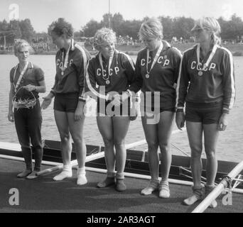 Ruder-Europameisterschaften Der Frauen 1966 im Bosbaan in Amsterdam. Feier der russischen vier mit der Lenkungsfrau; Stockfoto