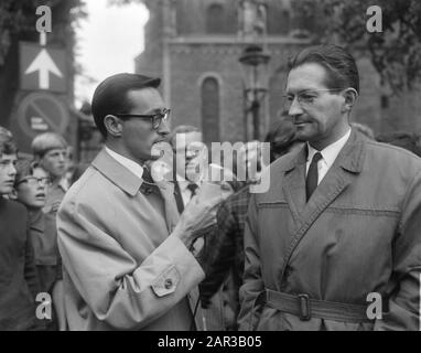 Anti NATO Demonstration in Maastricht Interview von Ed van Westerloo (links) mit Fons Hermans Datum: 24. september 1966 Ort: Limburger, Maastrichter Schlüsselwörter: Interviews persönlicher Name: Hermans, Fons, Westerloo, Ed Institutionname: NATO Stockfoto