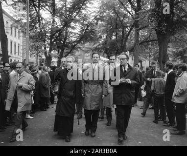 NATO-Anti-Demonstration in Maastricht Pater Prof. Bernard J. Dodenbier (l) und Fons Hermans (m) im Demonstrationsdatum: 24. September 1966 Ort: Limburger, Maastrichter Schlüsselwörter: Demonstrationen, Demonstrationen persönlicher Name: Dodenbier, S.M.A., Hermans, Fons Institutionenname: NATO Stockfoto