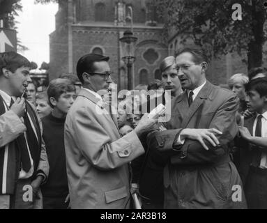 Anti NATO Demonstration in Maastricht Interview von Ed van Westerloo (links) mit Fons Hermans Datum: 24. september 1966 Ort: Limburger, Maastrichter Schlüsselwörter: Interviews persönlicher Name: Hermans, Fons, Westerloo, Ed Institutionname: NATO Stockfoto