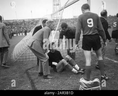 Fußballspiel ADO - Twente te te The Hague: 2-1 Twente Goalkeeper Misic Trefferdatum: 25. September 1966 Ort: Den Haag-Zuid-Holland Schlagwörter: Verletzungen, Torhüter, Sport, Name der Fußballeinrichtung: ADO Stockfoto