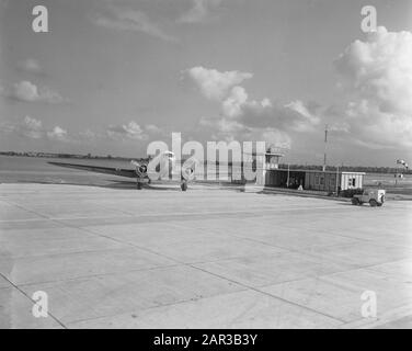 Erster Norweger Dakota mit Seeleuten am Flughafen Zestienhoven Datum: 9. Oktober 1956 Stichwörter: SEARIES, Name der Flughafeneinrichtung: Dakota, Zestienhoven Stockfoto