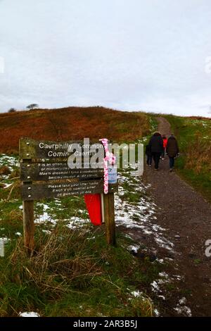 Menschen, die an einem Winternachmittag auf Caerphilly Common spazieren gehen, Gwent, Wales, Großbritannien Stockfoto