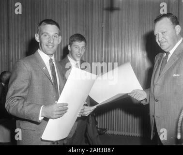 Empfang des Radfahrers Tiemen Groen Empfänge, Radsport Datum: 15. Oktober 1966 Ort: Noord-Holland, Zaandam Schlüsselwörter: Empfänge, Radsport persönlicher Name: Grün, Tiemen Stockfoto