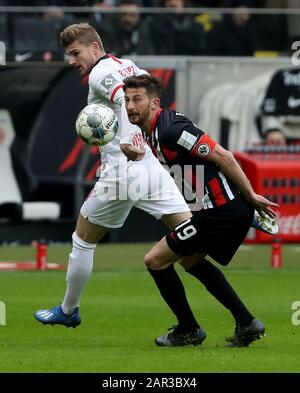 Frankfurt, Deutschland. Januar 2020. Timo Werner (L) von Leipzig mit David Abraham von Frankfurt während eines deutschen Bundesligaspiels zwischen Eintracht Frankfurt und RB Leipzig in Frankfurt am 25. Januar 2020. Credit: Joachim Bywaletz/Xinhua/Alamy Live News Stockfoto