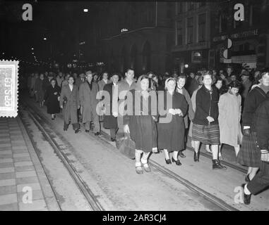 Gedenkabend auf dem Dam Platz in Amsterdam, a.v. Ungarischer Aufstand Datum: 5. November 1956 Ort: Amsterdam, Ungarn Stichwörter: Demonstrationen, Gedenkfeiern, Öffentlichkeit Stockfoto