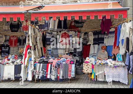 Talinn, ESTLAND - 14. Juli 2016 - Bunte Wollpullover in einem von vielen Geschäften in Estlands Hauptstadt Talinn. Stockfoto