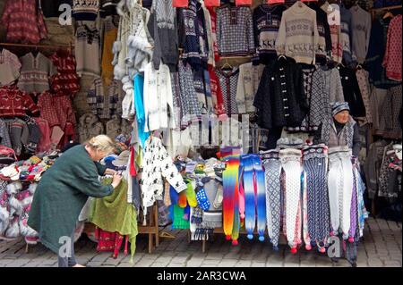 Talinn, ESTLAND - 14. Juli 2016 - Bunte Wollpullover in einem von vielen Geschäften in Estlands Hauptstadt Talinn. Stockfoto