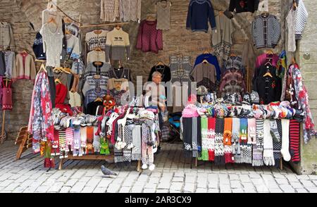 Talinn, ESTLAND - 14. Juli 2016 - Bunte Wollpullover in einem von vielen Geschäften in Estlands Hauptstadt Talinn. Stockfoto