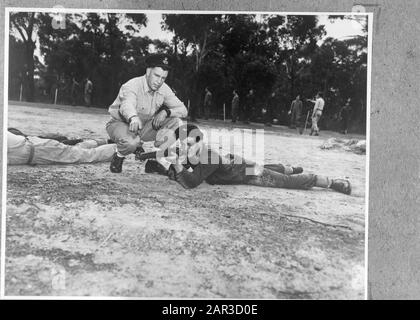 Rekruten von ML-KNIL (Military Aviation Royal Dutch Indian Army) in der Ausbildung im Camp St. Ives Bradfield Park in der Nähe von Sydney (New South Wales). Soldat Dekkers aus Roosendaal wird von W.O. beauftragt Gatehouse von Katoomba Datum: Juli 1945 Ort: Australien, Sydney Schlüsselwörter: Armee, Militär, Schulungen, persönlicher Name des zweiten Weltkriegs: Dekkers, [...], Gatehouse, W.O. Stockfoto