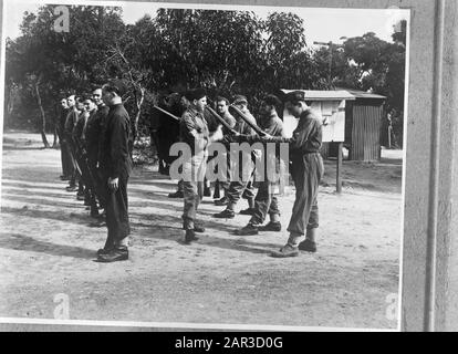 Rekruten von ML-KNIL (Military Aviation Royal Dutch Indian Army) in der Ausbildung im Camp St. Ives Bradfield Park in der Nähe von Sydney (New South Wales). Gewehrinspektion durch Sergeant Johnston ab Sydney Datum: Juli 1945 Ort: Australien, Sydney Schlagwörter: Armee, Militär, Schulungen, Name Der Person des zweiten Weltkriegs: Johnston, [...] Stockfoto