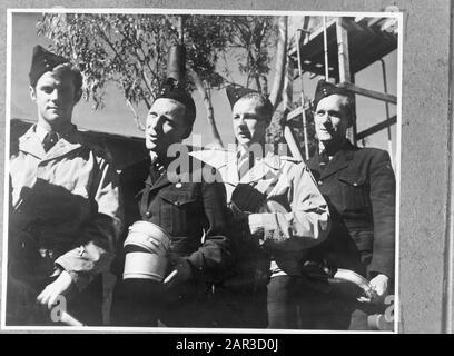 Rekruten von ML-KNIL (Military Aviation Royal Dutch Indian Army) in der Ausbildung im Camp St. Ives Bradfield Park in der Nähe von Sydney (New South Wales). Recruten Koolwijk, Van der Values, Van der Bunt und Driessen warten nach ihrem Besteckdatum: Juli 1945 Ort: Australien, Sydney Stichwörter: Armee, Militär, Schulungen, zweite Person des zweiten Weltkriegs: Bunt, [...] van der, Driessen, [...], Koolwijk, [...], Werte, [...] von der Stockfoto